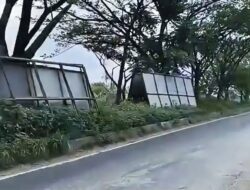 Tumpukan Besi Baliho di Lingkar Selatan Banjarmasin Dikeluhkan Warga, Ganggu Lalu Lintas dan Rusak Pemandangan