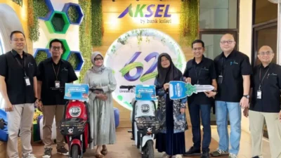 Bank Kalsel Serahkan Dua Unit Sepeda Listrik Hadiah Undian Kredit Multiguna