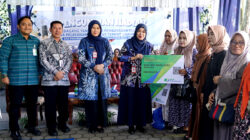 Perumda Pasar Bauntung Batuah Bagi-bagi Hadiah dan Serahkan BPJS Tenaga Kerja untuk 212 Pedagang   
