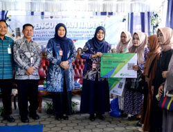Perumda Pasar Bauntung Batuah Bagi-bagi Hadiah dan Serahkan BPJS Tenaga Kerja untuk 212 Pedagang   