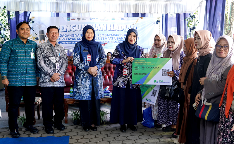 Dirut Perumda Pasar Bauntung Batuah (dua dari kiri), Rusdiansyah, mendampingi penyerahan BPJS Ketenagakerjaan kepada PKL.