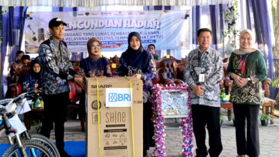 Pedagang menerima hadiah berupa lemari es.