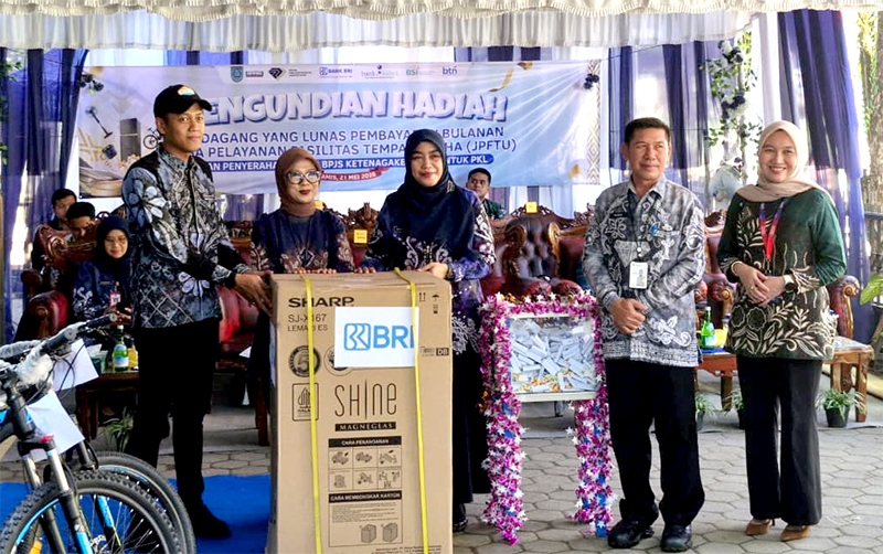 Pedagang menerima hadiah berupa lemari es. 