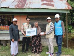 Tebar Berkah Iduladha di Pelosok Kapuas, YBM PLN UID Kalselteng Salurkan 130 Paket Daging untuk Warga Prasejahtera