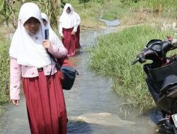 Potret Pendidikan di Pinggir Sungai; Murid SD Basah Kuyup Setiap Hari Berangkat Sekolah