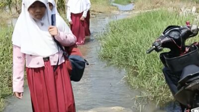 Potret Pendidikan di Pinggir Sungai; Murid SD Basah Kuyup Setiap Hari Berangkat Sekolah
