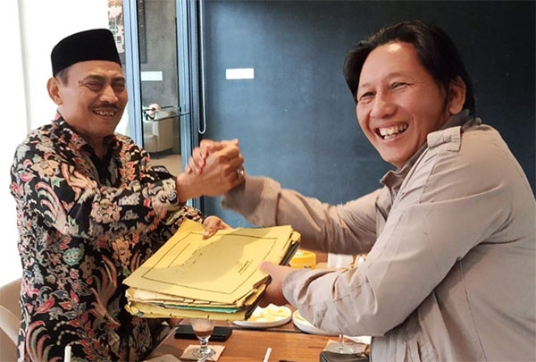 Penyerahan berkas hasil musyawarah desa di Gambut Raya.