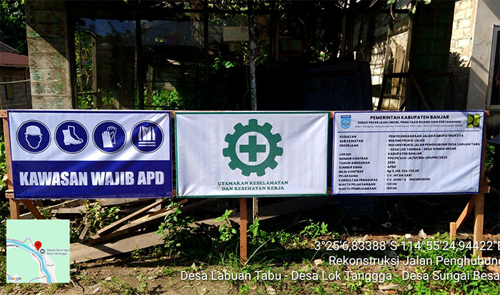 Papan informasi proyek yang terletak di lokasi yang cukup jauh dari lokasi jembatan perbatasan Desa Sungai Besar-Desa Biih.