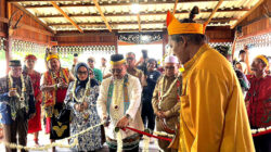 Sultan Banjar, Haji Pangeran Khairul Saleh Al-Mu'tashim Billah telah meresmikan Rumah Adat Banjar dan pengobatan alternatif Minyak Waras Borneo di Desa Birayang, Kecamatan Batang Alai Selatan, Hulu Sungai Tengah, Kalimantan Selatan, Senin (29/6/2026).