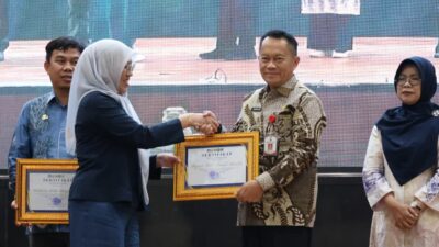 Bupati Andi Rudi Latif Terima Penghargaan ULM atas Dukungan Program KKN Lingkungan Hidup