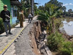 Jalan Paving Blok di Pingaran Ilir Amblas, PUPRP Banjar Siapkan Titian Ulin dan Kaji Perbaikan Permanen