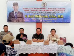 Gusti Abidinsyah Bekali Warga Dengan Keterampilan Desain Grafis Untuk Promosi Produk UMKM di Gambut