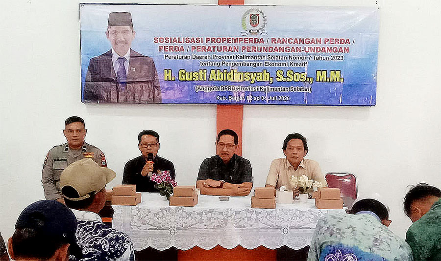 Anggota DPRD Kalsel, H Gusti Abidinsyah (tengah) saat membuka pelatihan desain grafis.