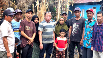 Anggota DPRD Banjar, Mulyadi (tengah) saat menyerahkan bantuan uang tunai.
