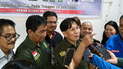 Ketua Umum P3HI (Perkumpulan Pengacara dan Penasihat Hukum Indonesia) Provinsi Kalimantan Selatan, Aspihani Ideris, SH,MH (tengah) saat diwawancarai sejumlah awak media pada satu kesempatan.