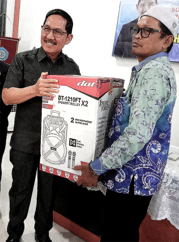 Dalam kesempatan yang sama, Gusti Abidinsyah juga memberikan bantuan berupa speaker aktif untuk Desa Malintang Gambut. 