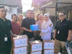 Bank Kalsel Serahkan Bantuan Dana dan Makanan bagi Korban Kebakaran di kota Banjarmasin