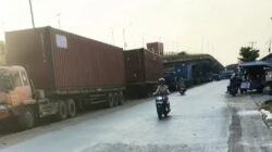 Parkir Liar Bawah Jembatan Kembar Basirih Tak Pernah Tuntas; Dishub Hanya Pasang Spanduk, Dugaan Adanya Oknum Pembeking Diminta Diusut