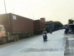 Parkir Liar Bawah Jembatan Kembar Basirih Tak Pernah Tuntas; Dishub Hanya Pasang Spanduk, Dugaan Adanya Oknum Pembeking Diminta Diusut
