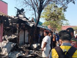Kebakaran, Pedagang Pasar Teluk Dalam Berhamburan Selamatkan Diri