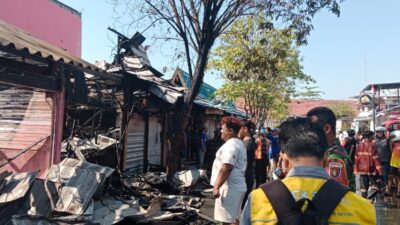Kebakaran, Pedagang Pasar Teluk Dalam Berhamburan Selamatkan Diri