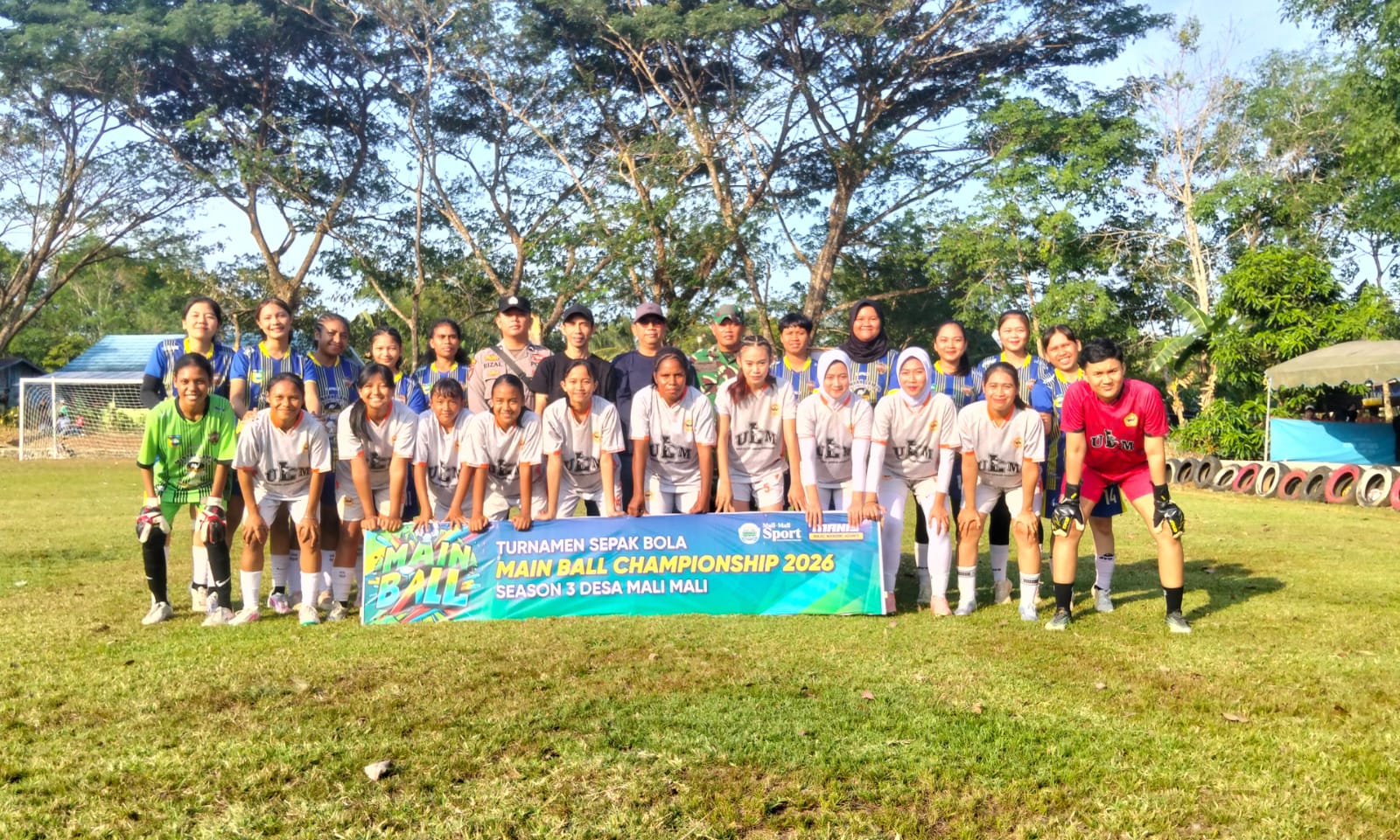 Ekshibisi BDJ FC Banjarbaru melawan Bazhink FC Barabai. (Sber Foto: Pemerintah Desa Mali Mali/koranbanjar.com)