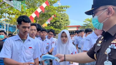 Kejari Batola Bersama Forkopimda Bagikan Masker