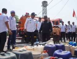 Warga Gumbil Kekurangan Air Bersih di Musim Kemarau, Bupati HSS Salurkan 10.000 Liter