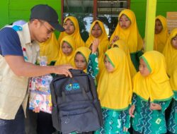 Semangat Kemerdekaan RI, YBM PLN Hadirkan Senyum Baru bagi 88 Siswa MI Nurul Islam Gambut