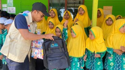 Semangat Kemerdekaan RI, YBM PLN Hadirkan Senyum Baru bagi 88 Siswa MI Nurul Islam Gambut