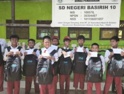 Momentum Kemerdekaan RI, YBM PLN Salurkan Paket Sekolah dan Nutrisi bagi Siswa SDN Basirih 10 Banjarmasin
