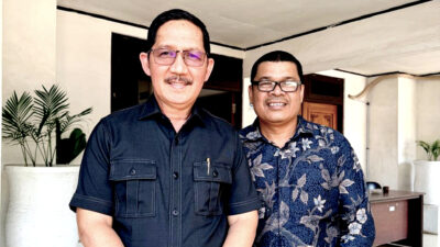 Wakil Ketua Panitia Pemekaran Gambut Raya, Gusti Abidinsyahj (kiri) bersama tim kajian dari ULM Taufik Arbain. 