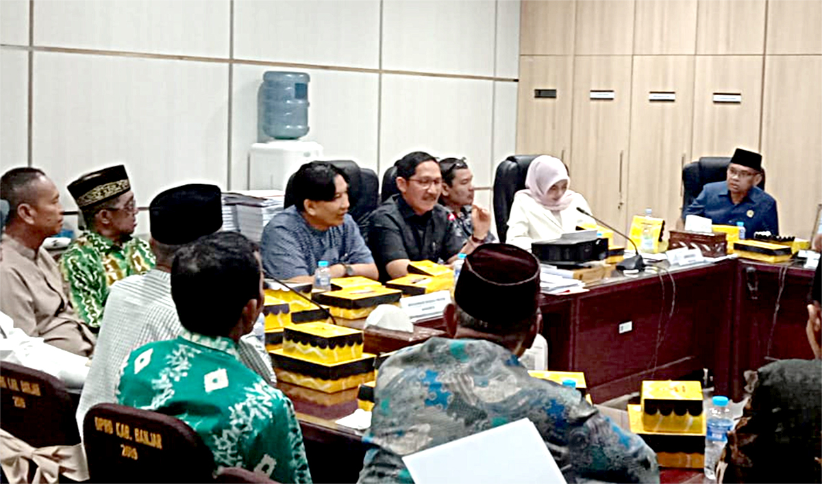 Wakil Ketua Panitia Pemekaran Gusti Abidinsyah saat menyampaikan paparan di RDP DPRD Banjar.