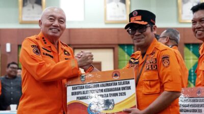 Gubernur Kalsel Serahkan Bantuan Alat Karhutla ke BPBD Balangan