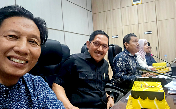 Rapat Dengar Pendapat di ruang Komisi 1 DPRD Banjar, Gusti Abidinsyah dan Aspihani Ideris.