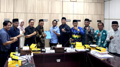 Panitia Pemekaran Gambut Raya berfoto bersama anggota Komisi 1 DPRD Banjar.