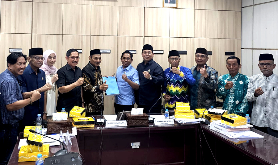 Panitia Pemekaran Gambut Raya berfoto bersama anggota Komisi 1 DPRD Banjar.