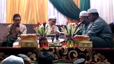 Pembacaan Maulid Habsyi pada peringatan Maulid Nabi Muhammad di Komplek Pondok Asas Bincau Muara Martapura.