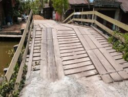 Warga Muara Halayung Gotong Royong Perbaiki Jembatan Miring
