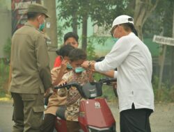 Wabup HSS Bagikan Masker ke Masyarakat, Lindungi dari Dampak Kabut Asap