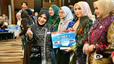 Sasirangan “Nadi Meratus” Antar PKK HSS Raih Juara I Fashion Show di Jambore Kader Kalsel