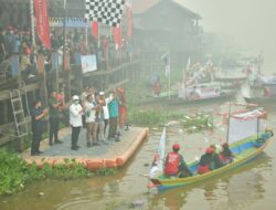 Festival Hasil Panen Raya Semangka Daha HSS Diisi Karnaval Perahu Hias