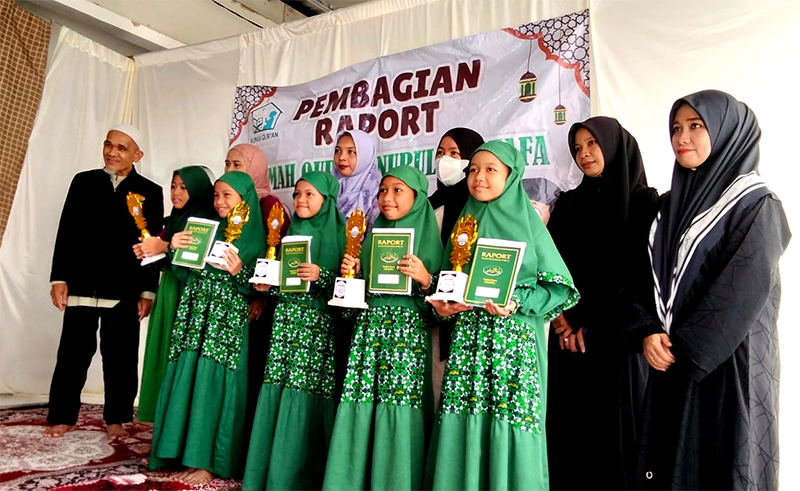 Ketua KPA Metode Tilawati Kabupaten Banjar, Drs Sabri (paling kiri) saat memberikan penghargaan.