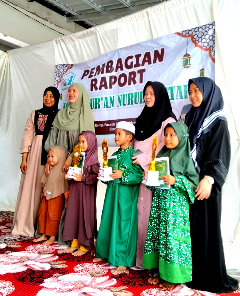 Para santri menerima penghargaan.
