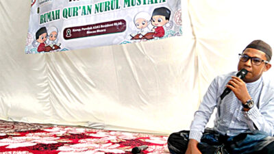 Pengasuh Rumah Quran Nurul Mustafa, Ustad Ahmad Maulana memberikan sambutan.