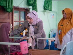 Lisa Halaby Kunjungi Panti Lansia, Salurkan Busana Muslim untuk Penghuni PPRSLU Budi Sejahtera