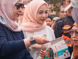 Di Tengah Kabut Asap Karhutla, Wali Kota Lisa Halaby Bagikan Sembako dan Masker